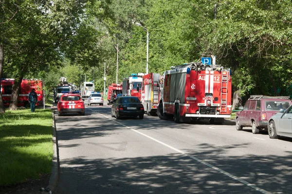 Brand in flatgebouw, brandweerauto 's Rechtenvrije Stockfoto's