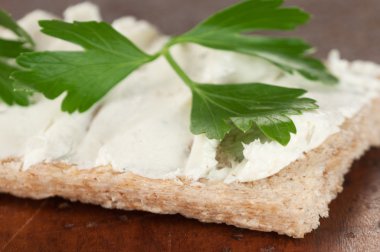 Lor peynirli gevrek ekmek