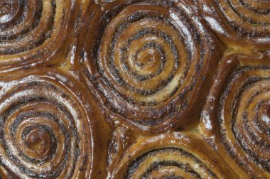 Ev yapımı tatlı, içi haşhaşlı börek dolu.