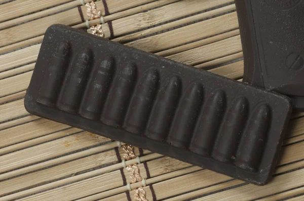 Pistola Chocolate Fundo Bambu Close — Fotografia de Stock