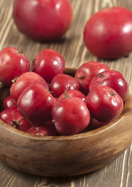 Mele rosse in una ciotola di legno — Foto Stock