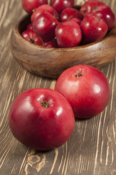 Rode appels in een kom van hout — Stockfoto