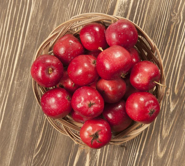 Manzanas rojas en una canasta — Foto de Stock