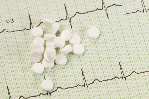 Tablety na elektrokardiogramu — Stock fotografie