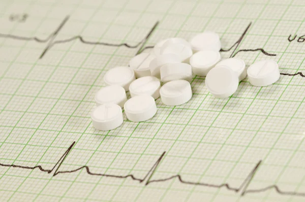 Comprimidos en electrocardiograma — Foto de Stock