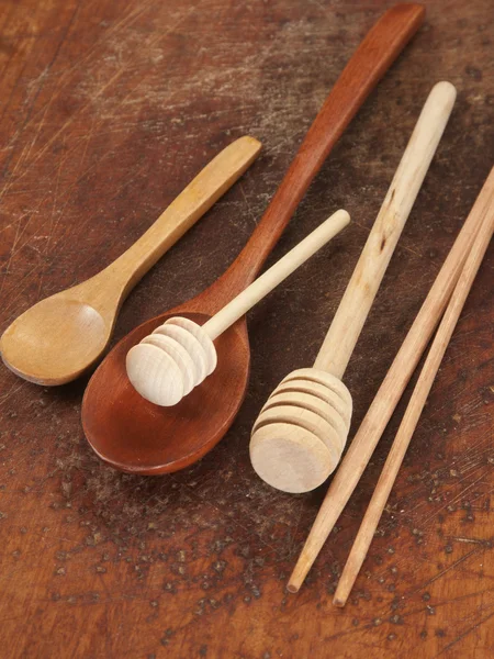 Cucharas de madera en una tabla de madera — Foto de Stock