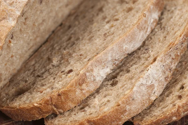 Çavdar ve buğday ekmeği ile ayçiçeği tohumu — Stok fotoğraf