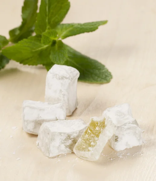 Lukum (Turkish Delight) with mint — Stock Photo, Image