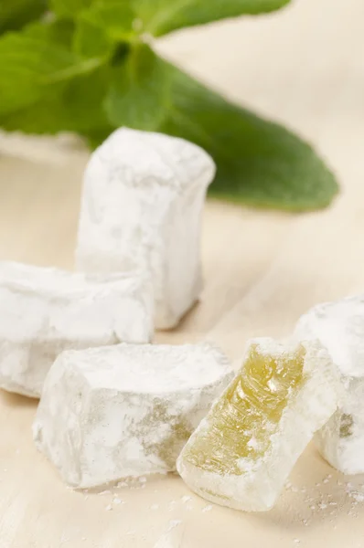 Lukum (Turkish Delight) with mint — Stock Photo, Image