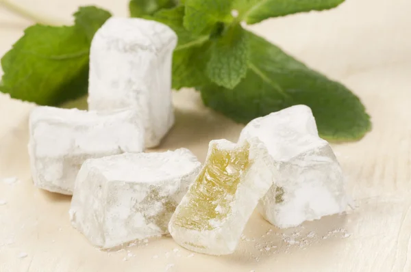 Lukum (Turkish Delight) with mint — Stock Photo, Image