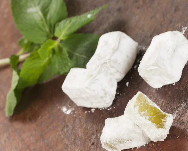 Lukum (Turkish Delight) with mint — Stock Photo, Image