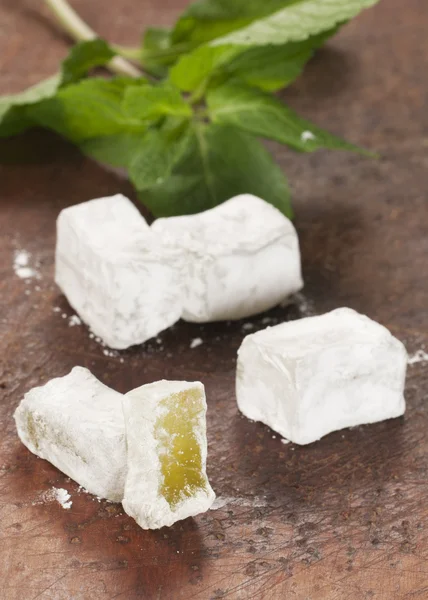 Lukum (Turkish Delight) with mint — Stock Photo, Image