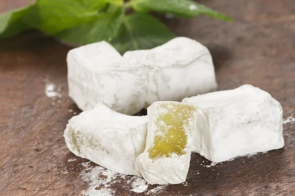 Lukum (Turkish Delight) with mint — Stock Photo, Image