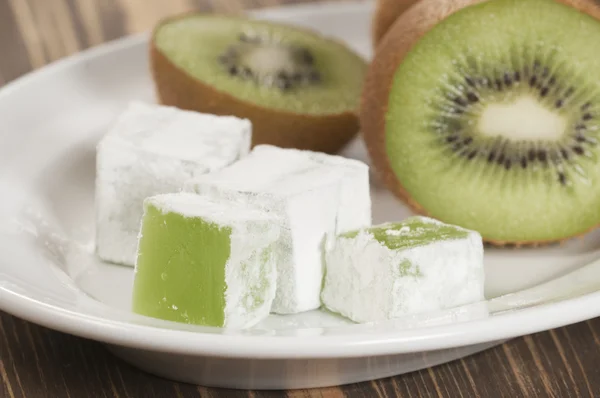 Lukum (Turks fruit) met kiwi fruit — Stockfoto