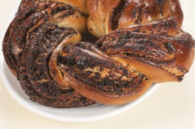 Ev tatlı rulo ile poppyseeds