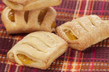 Limonlu kek küçük meyveli turta