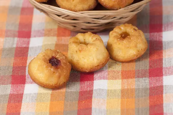 Tortas con mermelada en una cesta —  Fotos de Stock