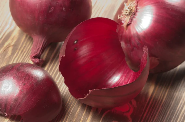 Red onions on a table — Stock Photo, Image