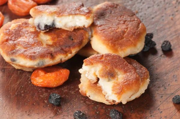 Сирні торти з родзинками та сухими абрикосами — стокове фото