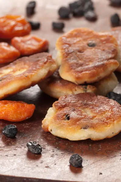 Bolos de queijo com passas e damascos secos — Fotografia de Stock