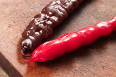 Cevizli sucuk kırmızı ve kahverengi