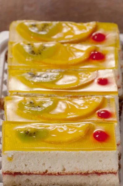 Pastel de ángel con fruta — Foto de Stock