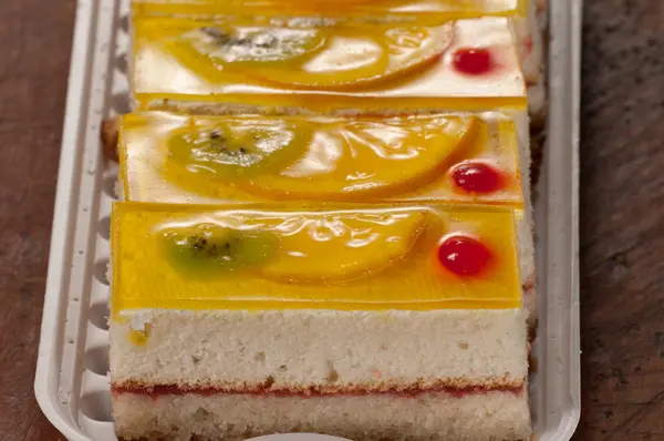 Pastel de ángel con fruta — Foto de Stock