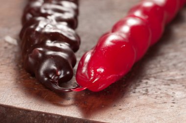 Cevizli sucuk kırmızı ve kahverengi