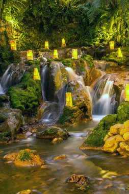 doğa ile rilex, rahat ve refres görünüyor bir şelale