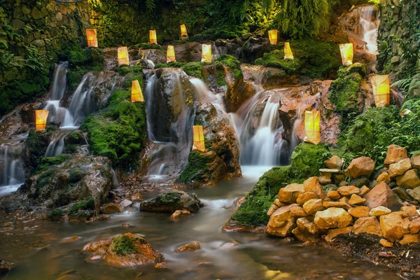 doğa ile rilex, rahat ve refres görünüyor bir şelale
