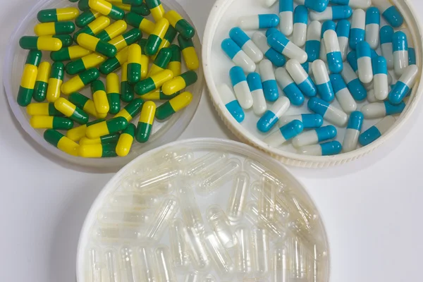 İzole mavi beyaz yeşil sarı ve baskısız kapsül ilaç