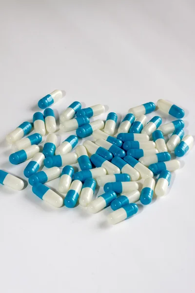Синяя белая капсула препарата изолированы — стоковое фото