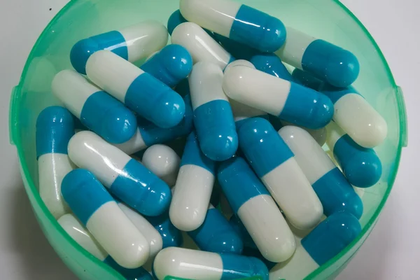 Синяя белая капсула препарата изолированы — стоковое фото
