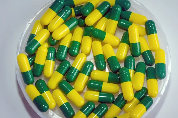 Groen geel capsule drug geïsoleerd — Stockfoto