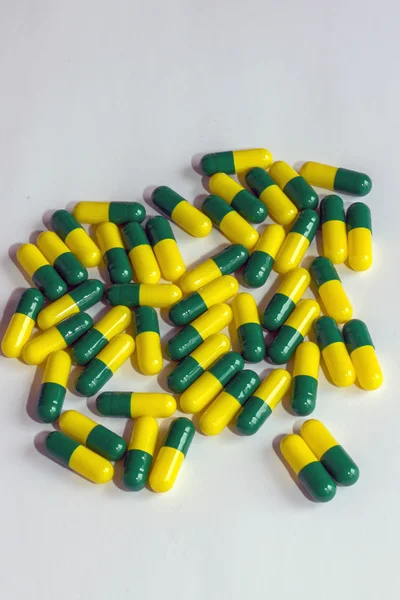 Groen geel capsule drug geïsoleerd — Stockfoto