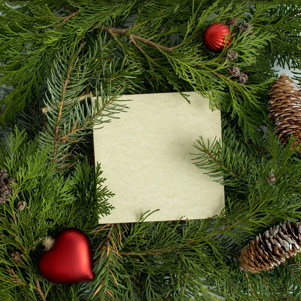 Layout Creativo Fatto Rami Albero Natale Con Cartolina Carta Cuore — Foto Stock