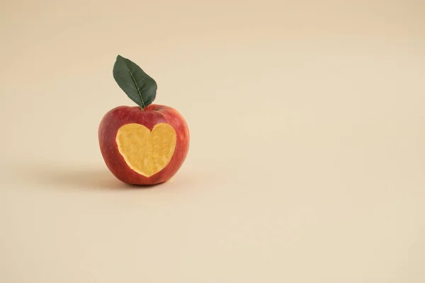 Czerwone Jabłko Przeciętym Sercem Pastelowym Żółtym Tle Minimalna Koncepcja Miłości — Zdjęcie stockowe