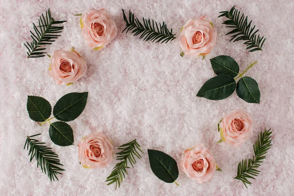 분홍색 장미와 크리스마스 트리의 가지들로 이루어진 창의적 구성이다 나막신 — 스톡 사진