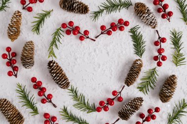 Doğal kış şeylerinden yapılmış tatil kalp iskeleti. Düz yatıyordu.