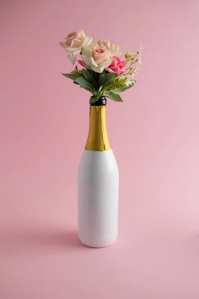 Liebeskonzept Blumenstrauß Einer Flasche Champagner Auf Rosa Hintergrund — Stockfoto