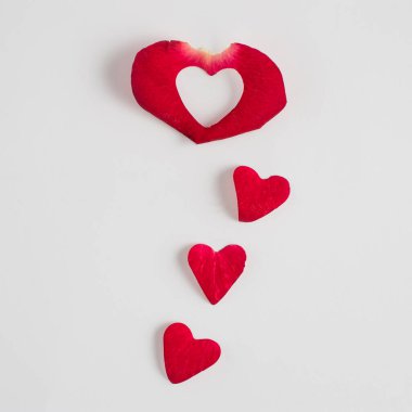 Beyaz arka planda gül yaprağından yapılmış bir kalp. - Şampanya. Sevgililer Günü ya da kadınların yaratıcı konsepti. Minimum düzlük.