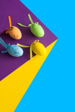 2021 Paskalya yaratıcı kompozisyonu. Renkli yumurtalar yukarıdan izliyor. En küçük arkaplan.