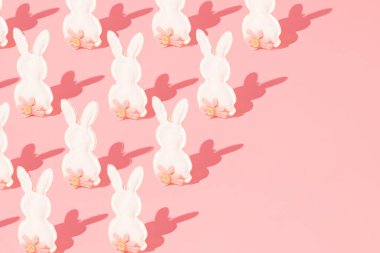 Paskalya tavşanı ya da Minimal Spring ve Holiday konsepti ile yaratıcı desen. Pastel arkaplan.