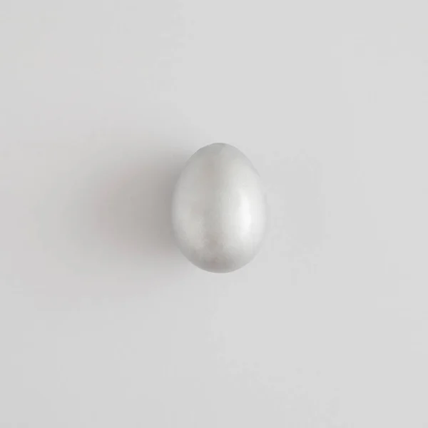 Silver Easter Egg Gray Background Minimal Holiday Concept Flat Lay — Stock Photo, Image