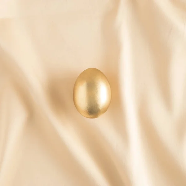 Composición Pascua Lujo Con Huevos Oro Sobre Fondo Satinado Concepto — Foto de Stock