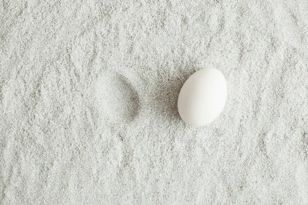 Concepto Mínimo Pascua Con Huevo Blanco Sendero Sobre Arena Idea — Foto de Stock