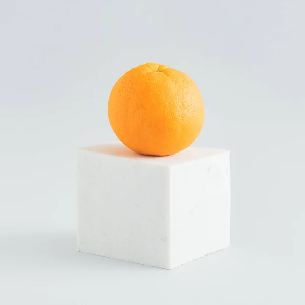 Composizione Estiva Minimale Con Frutta Fresca Arancione Piedi Una Pietra — Foto Stock