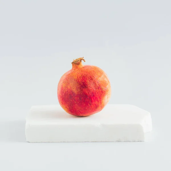Minimalna Kompozycja Wiosenna Lub Letnia Świeżym Owocem Granatu Stojącym Białym — Zdjęcie stockowe