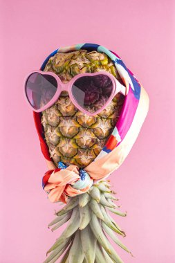 Güneş gözlüklü, eşarplı, şık meyveli Pineapple hipster ile yaratıcı bir yaz fikri. Minimum tropikal konsept. Sanat modasına uygun tatil konsepti. Yaz mevsimi renk havası, ananas meyvesi