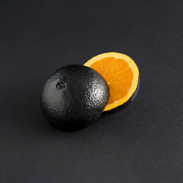 Composizione Creativa Estiva Con Frutta Fette Arancio Metallizzato Nero Sfondo — Foto Stock
